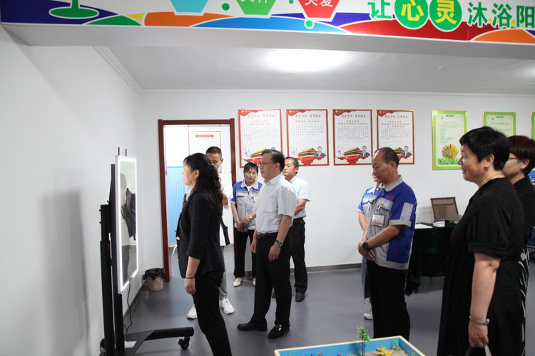 2021年8月26日，濟南市總工會黨組成員、副主席于虹和女工部部長張紹峰一行來我集團公司調(diào)研